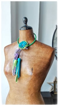 Image 14 of Collana floreale in pelle artigianale BLOOMING LONG - Assolo 41/2025 - Iride