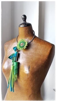 Image 12 of Collana floreale in pelle artigianale BLOOMING LONG - Assolo 43/2025 - Clori