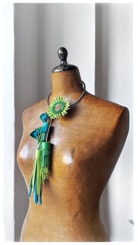 Image 14 of Collana floreale in pelle artigianale BLOOMING LONG - Assolo 43/2025 - Clori
