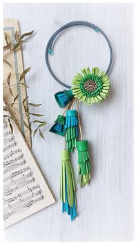 Image 1 of Collana floreale in pelle artigianale BLOOMING LONG - Assolo 43/2025 - Clori
