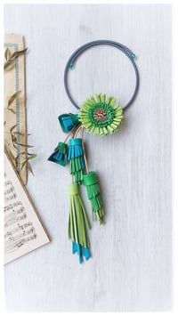 Image 10 of Collana floreale in pelle artigianale BLOOMING LONG - Assolo 43/2025 - Clori