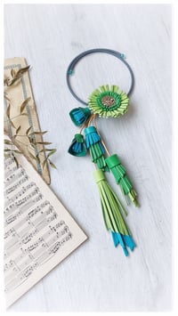 Image 2 of Collana floreale in pelle artigianale BLOOMING LONG - Assolo 43/2025 - Clori