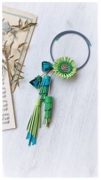 Image 3 of Collana floreale in pelle artigianale BLOOMING LONG - Assolo 43/2025 - Clori