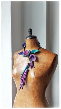 Image 12 of Collana scultura floreale in pelle artigianale BLOOMING GARDEN - Assolo 44/2025 - "Flora" 
