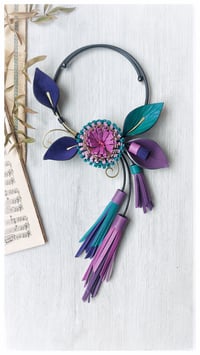 Image 1 of Collana scultura floreale in pelle artigianale BLOOMING GARDEN - Assolo 44/2025 - "Flora" 