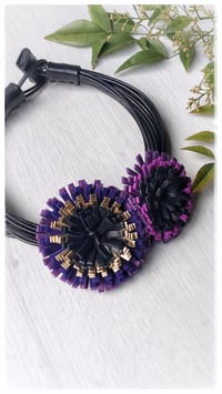 Image 3 of Girocollo in pelle artigianale DALIA BOUQUET a 2 FIORI - Assolo 46/2025 - "Ivy"