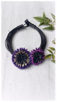 Image 1 of Girocollo in pelle artigianale DALIA BOUQUET a 2 FIORI - Assolo 46/2025 - "Ivy"