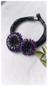 Image 2 of Girocollo in pelle artigianale DALIA BOUQUET a 2 FIORI - Assolo 46/2025 - "Ivy"