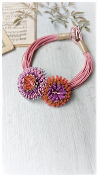 Image 9 of Girocollo in pelle artigianale DALIA BOUQUET a 2 FIORI - Assolo 47/2025 - "Lidia"