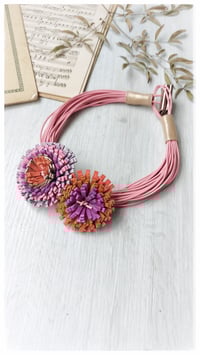 Image 2 of Girocollo in pelle artigianale DALIA BOUQUET a 2 FIORI - Assolo 47/2025 - "Lidia"