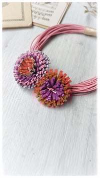 Image 7 of Girocollo in pelle artigianale DALIA BOUQUET a 2 FIORI - Assolo 47/2025 - "Lidia"