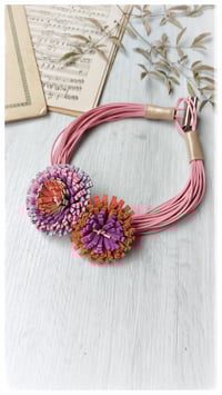 Image 8 of Girocollo in pelle artigianale DALIA BOUQUET a 2 FIORI - Assolo 47/2025 - "Lidia"