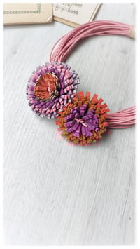 Image 3 of Girocollo in pelle artigianale DALIA BOUQUET a 2 FIORI - Assolo 47/2025 - "Lidia"