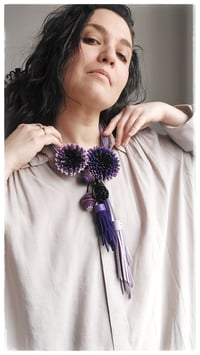 Image 9 of Collana scultura in pelle artigianale DALIA BLOOMING STATEMENT- Assolo 48/2025 - Glicini e Viole