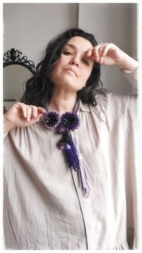 Image 14 of Collana scultura in pelle artigianale DALIA BLOOMING STATEMENT- Assolo 48/2025 - Glicini e Viole