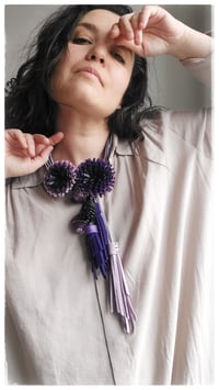Image 4 of Collana scultura in pelle artigianale DALIA BLOOMING STATEMENT- Assolo 48/2025 - Glicini e Viole