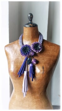 Image 5 of Collana scultura in pelle artigianale DALIA BLOOMING STATEMENT- Assolo 48/2025 - Glicini e Viole