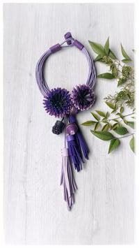 Image 7 of Collana scultura in pelle artigianale DALIA BLOOMING STATEMENT- Assolo 48/2025 - Glicini e Viole
