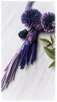 Image 6 of Collana scultura in pelle artigianale DALIA BLOOMING STATEMENT- Assolo 48/2025 - Glicini e Viole