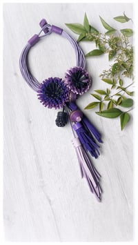 Image 2 of Collana scultura in pelle artigianale DALIA BLOOMING STATEMENT- Assolo 48/2025 - Glicini e Viole