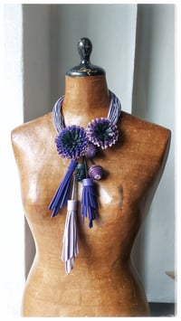 Image 10 of Collana scultura in pelle artigianale DALIA BLOOMING STATEMENT- Assolo 48/2025 - Glicini e Viole