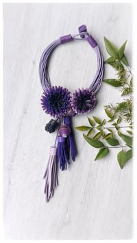Image 3 of Collana scultura in pelle artigianale DALIA BLOOMING STATEMENT- Assolo 48/2025 - Glicini e Viole