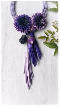 Image 13 of Collana scultura in pelle artigianale DALIA BLOOMING STATEMENT- Assolo 48/2025 - Glicini e Viole