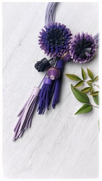 Image 12 of Collana scultura in pelle artigianale DALIA BLOOMING STATEMENT- Assolo 48/2025 - Glicini e Viole