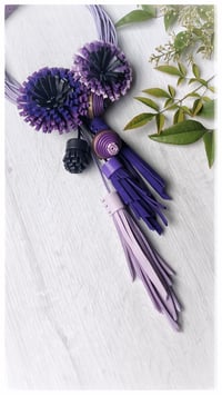 Image 11 of Collana scultura in pelle artigianale DALIA BLOOMING STATEMENT- Assolo 48/2025 - Glicini e Viole