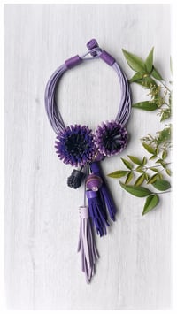 Image 1 of Collana scultura in pelle artigianale DALIA BLOOMING STATEMENT- Assolo 48/2025 - Glicini e Viole
