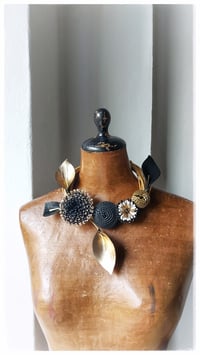 Image 5 of Collana scultura in pelle artigianale GARDEN COLLIER- Assolo 45/2025 - Esperidi II
