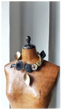 Image 11 of Collana scultura in pelle artigianale GARDEN COLLIER- Assolo 45/2025 - Esperidi II