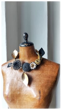 Image 15 of Collana scultura in pelle artigianale GARDEN COLLIER- Assolo 45/2025 - Esperidi II