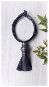 Image 1 of Collana artigianale in pelle KYOTO COLLIER - Assolo 50/2025 - "Yohji"
