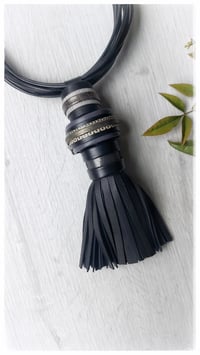 Image 11 of Collana artigianale in pelle KYOTO COLLIER - Assolo 50/2025 - "Yohji"