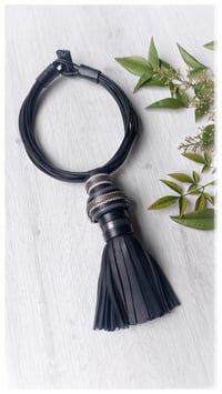 Image 3 of Collana artigianale in pelle KYOTO COLLIER - Assolo 50/2025 - "Yohji"