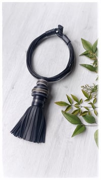 Image 2 of Collana artigianale in pelle KYOTO COLLIER - Assolo 50/2025 - "Yohji"