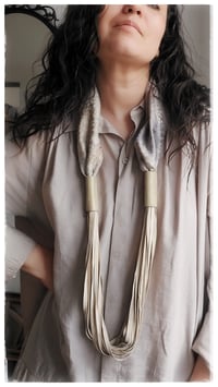 Image 5 of Collana artigianale in seta e pelle CONVERSO ft. Lucia Pascale - "Blanca" -