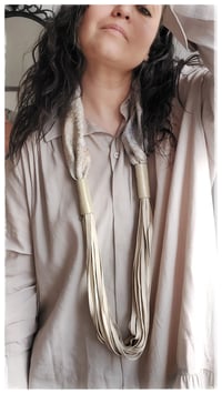 Image 6 of Collana artigianale in seta e pelle CONVERSO ft. Lucia Pascale - "Blanca" -