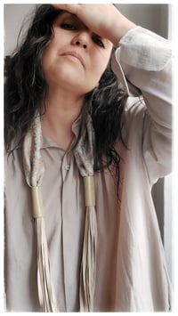 Image 10 of Collana artigianale in seta e pelle CONVERSO ft. Lucia Pascale - "Blanca" -