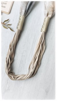 Image 8 of Collana artigianale in seta e pelle CONVERSO ft. Lucia Pascale - "Blanca" -