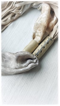 Image 12 of Collana artigianale in seta e pelle CONVERSO ft. Lucia Pascale - "Blanca" -