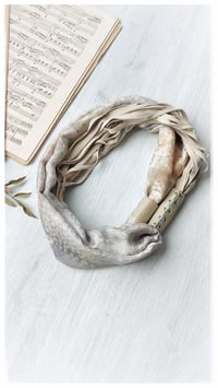 Image 15 of Collana artigianale in seta e pelle CONVERSO ft. Lucia Pascale - "Blanca" -