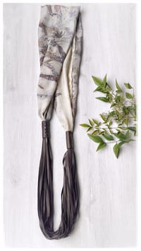 Image 1 of Collana artigianale in seta e pelle CONVERSO SCULTURA ft. Lucia Pascale - "Estatica" -