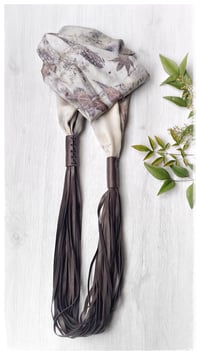 Image 9 of Collana artigianale in seta e pelle CONVERSO SCULTURA ft. Lucia Pascale - "Estatica" -