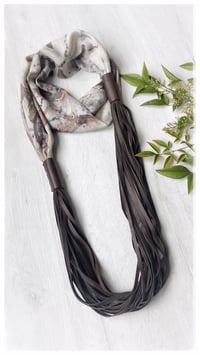 Image 14 of Collana artigianale in seta e pelle CONVERSO SCULTURA ft. Lucia Pascale - "Estatica" -