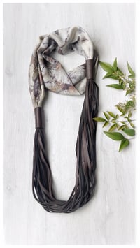 Image 13 of Collana artigianale in seta e pelle CONVERSO SCULTURA ft. Lucia Pascale - "Estatica" -