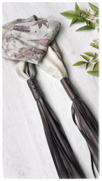 Image 10 of Collana artigianale in seta e pelle CONVERSO SCULTURA ft. Lucia Pascale - "Estatica" -