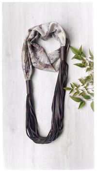 Image 16 of Collana artigianale in seta e pelle CONVERSO SCULTURA ft. Lucia Pascale - "Estatica" -