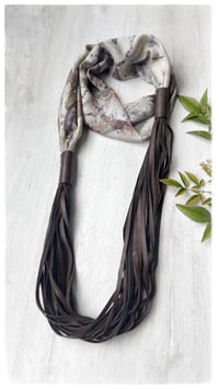 Image 17 of Collana artigianale in seta e pelle CONVERSO SCULTURA ft. Lucia Pascale - "Estatica" -